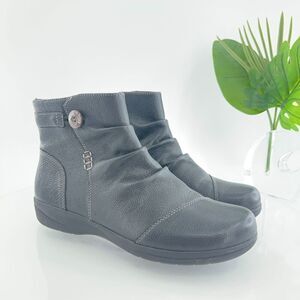 Clarks Women's Cheyn Zoe Ankle Boot Size 9 Black Shoe Leather Zip Up Bootie
